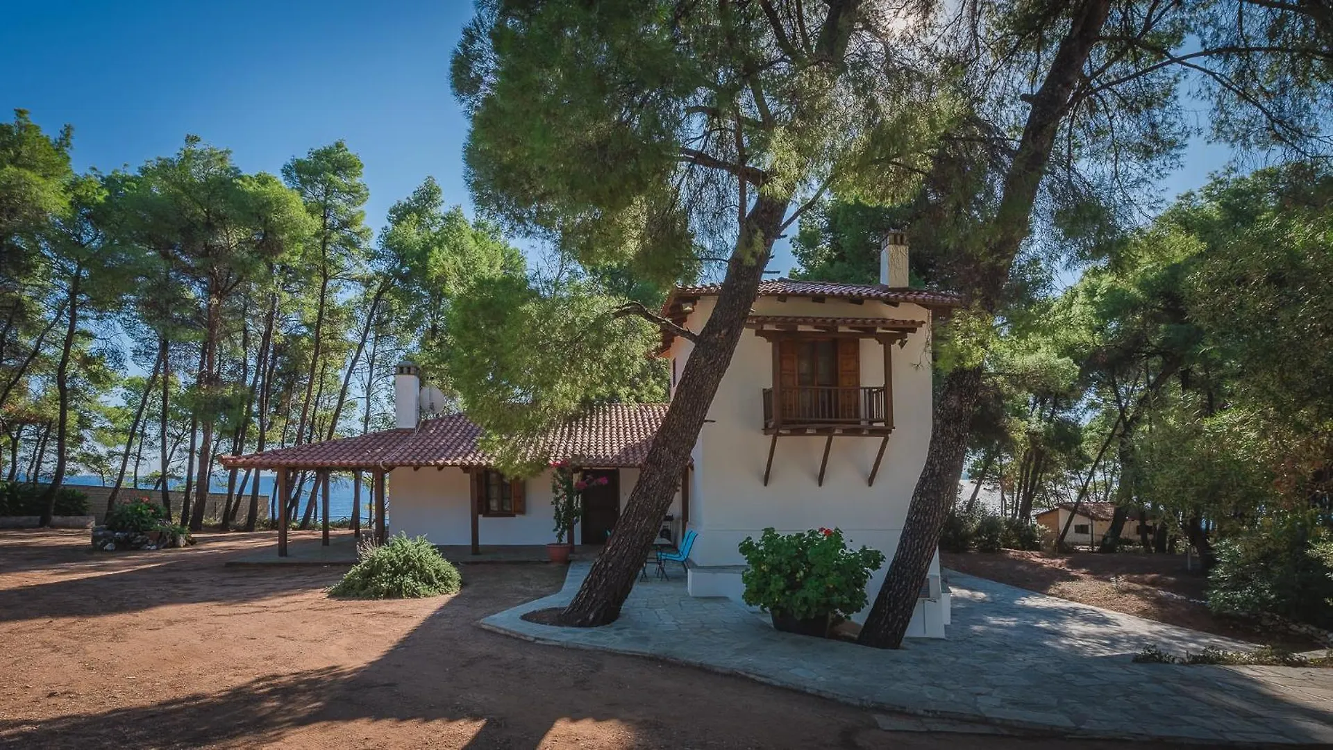 Squirrel Beach Front Villa, Metamorfosi