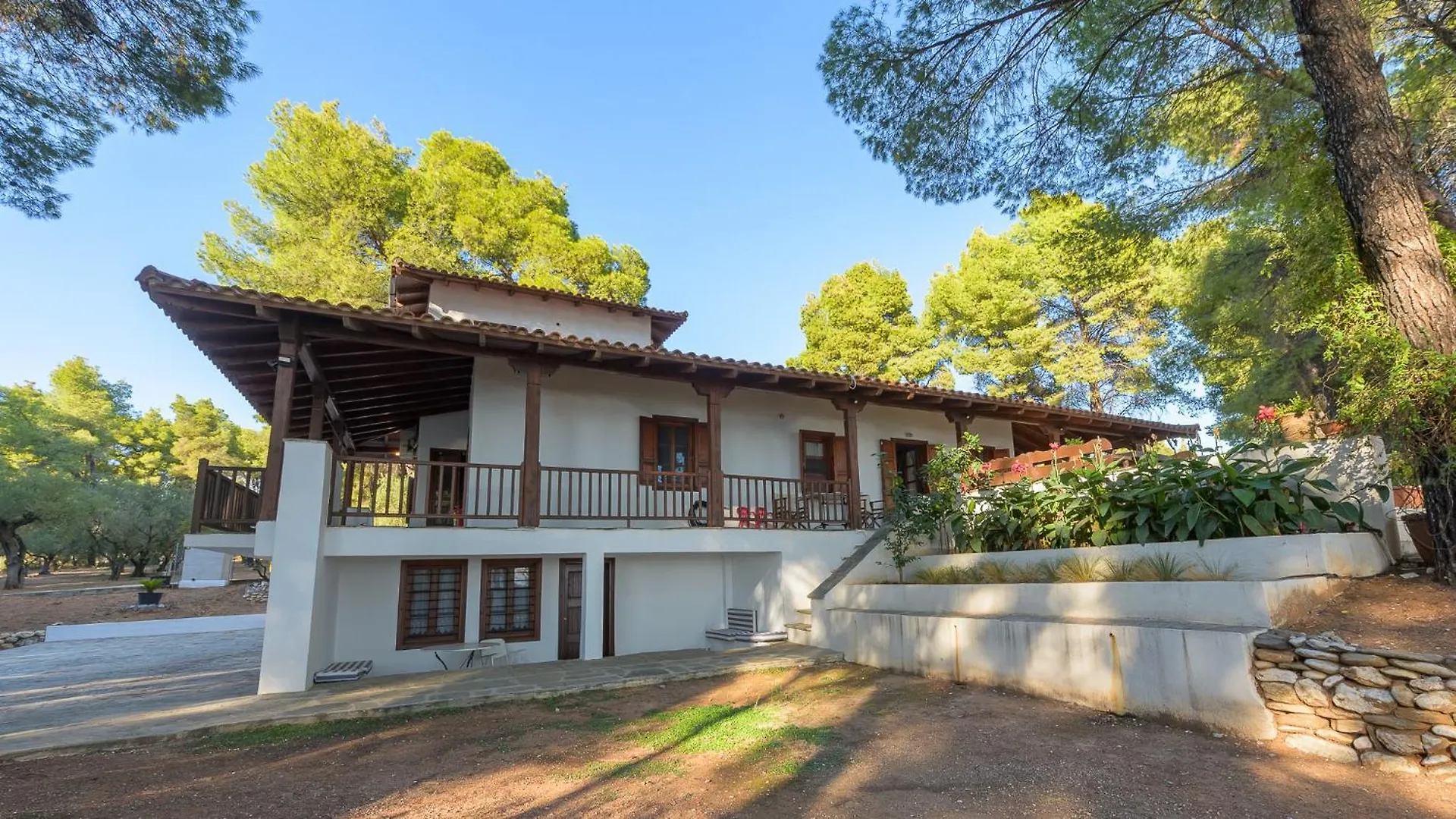 Squirrel Beach Front Villa, Metamorfosi Metamórfosi