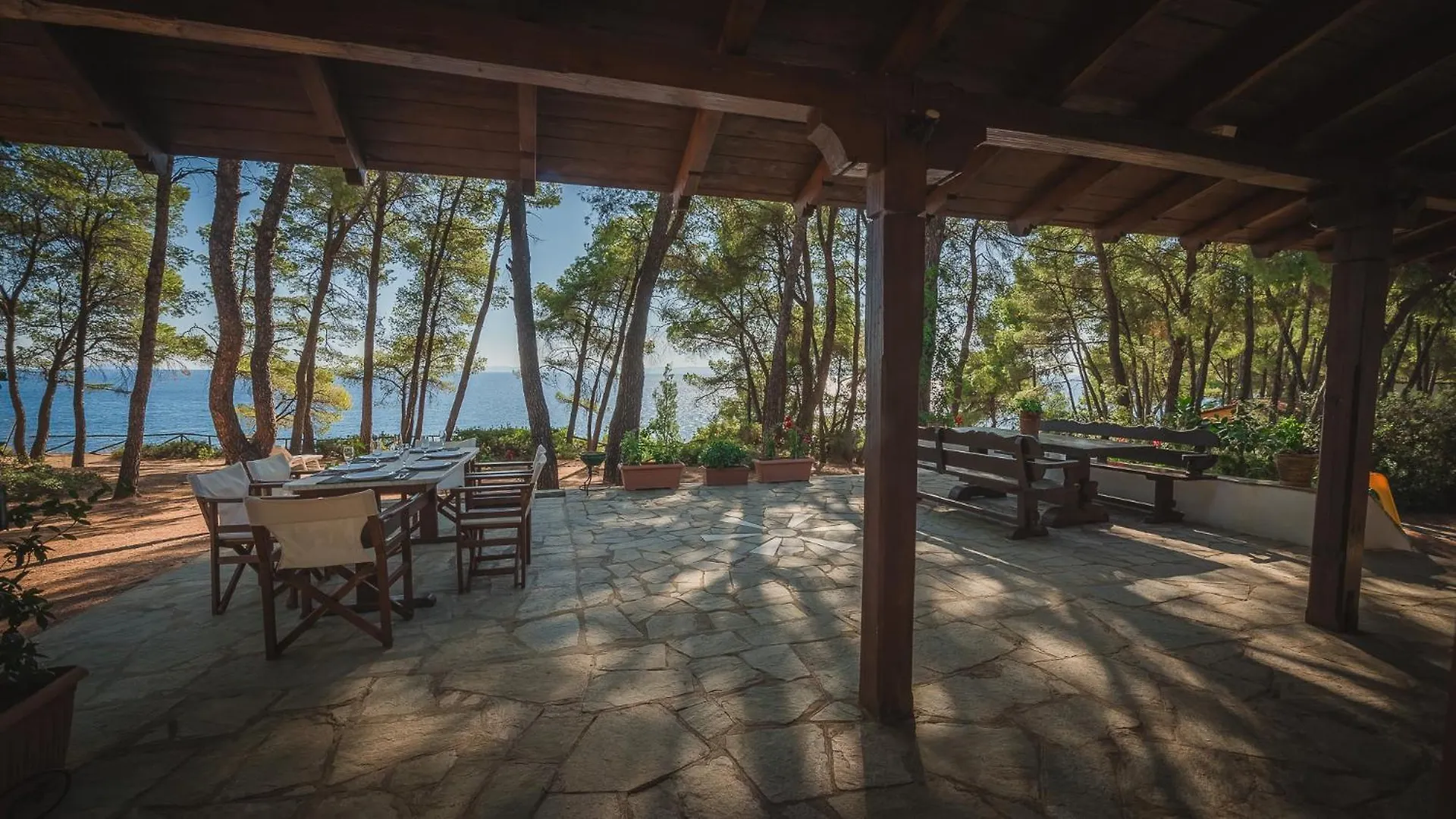 Squirrel Beach Front Villa, Metamorfosi
