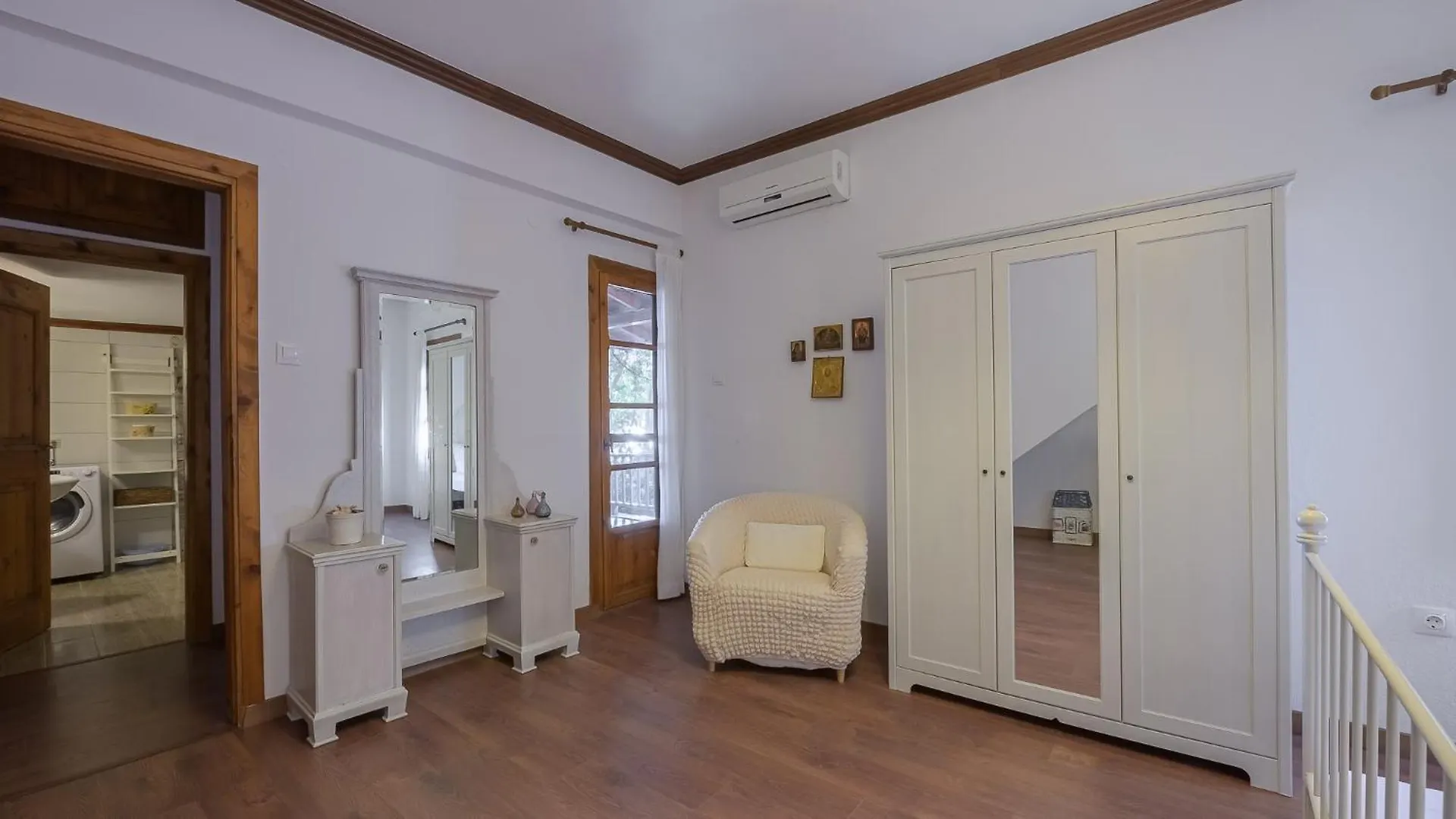 Squirrel Beach Front Villa, Metamorfosi Hébergement de vacances Metamórfosi