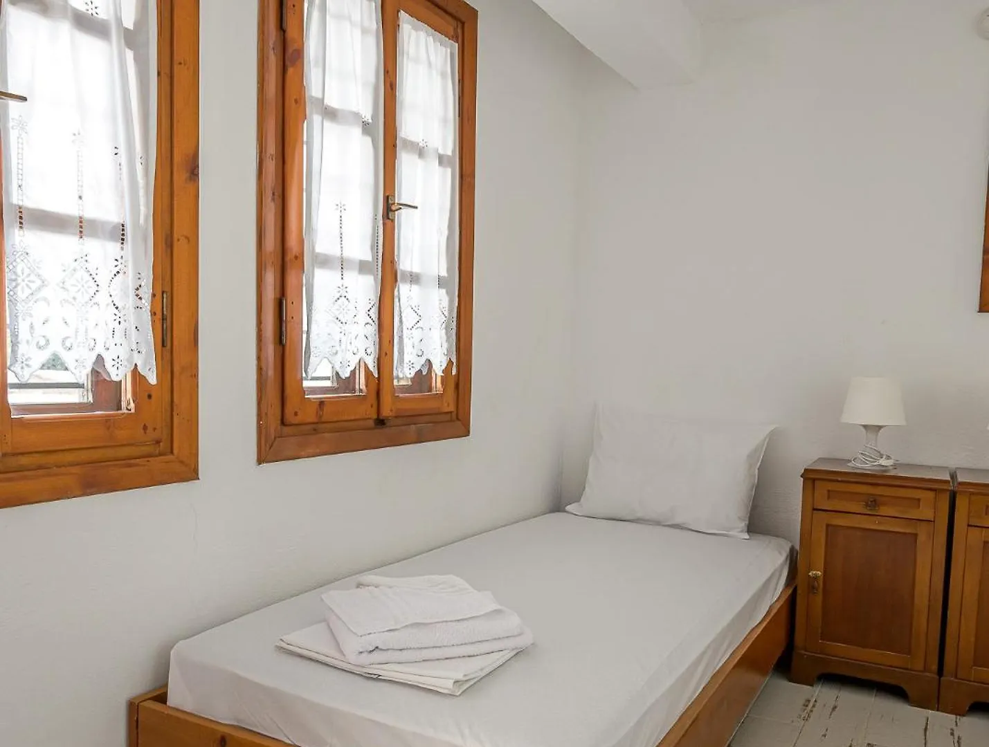 Squirrel Beach Front Villa, Metamorfosi