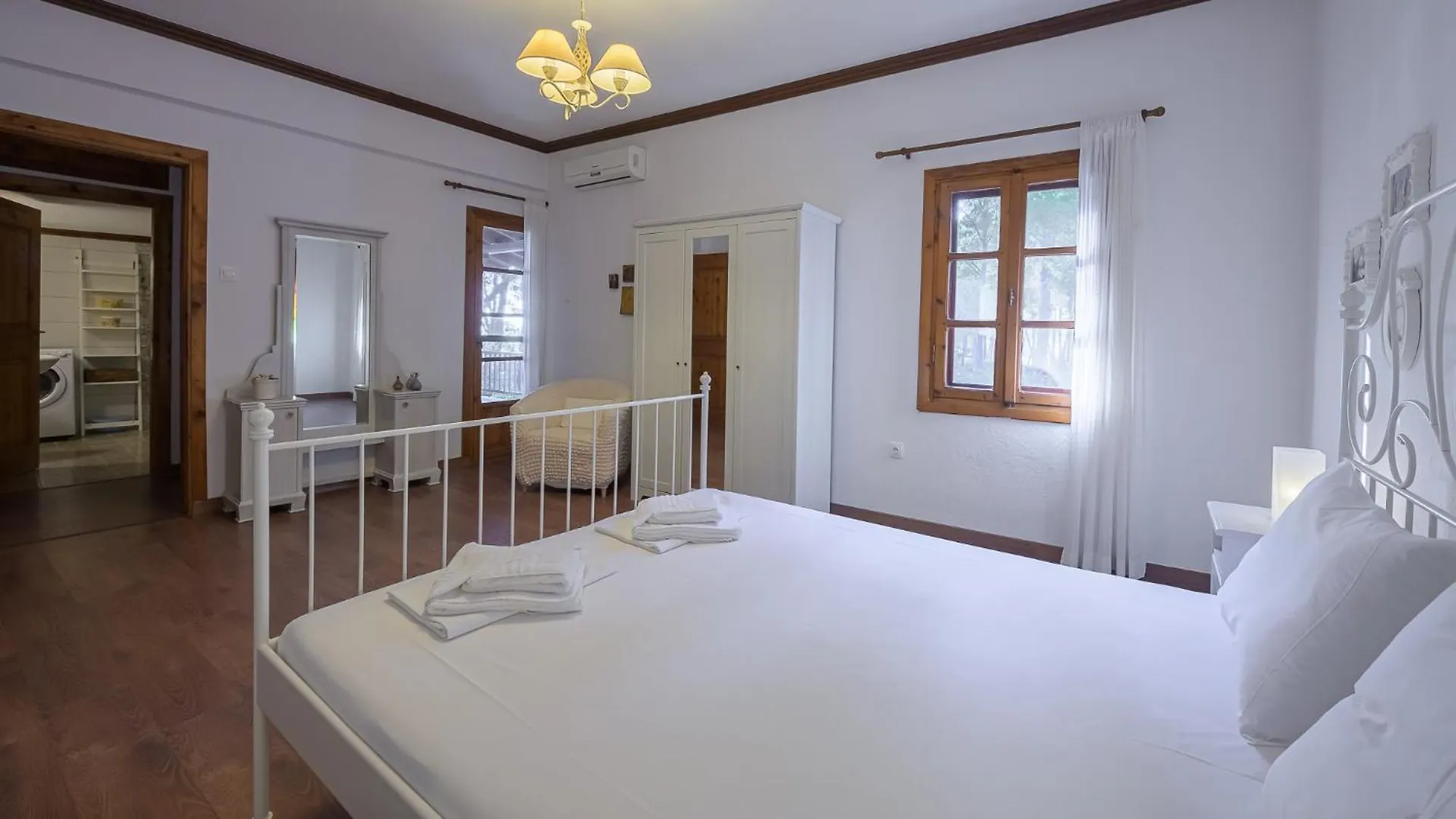 Squirrel Beach Front Villa, Metamorfosi
